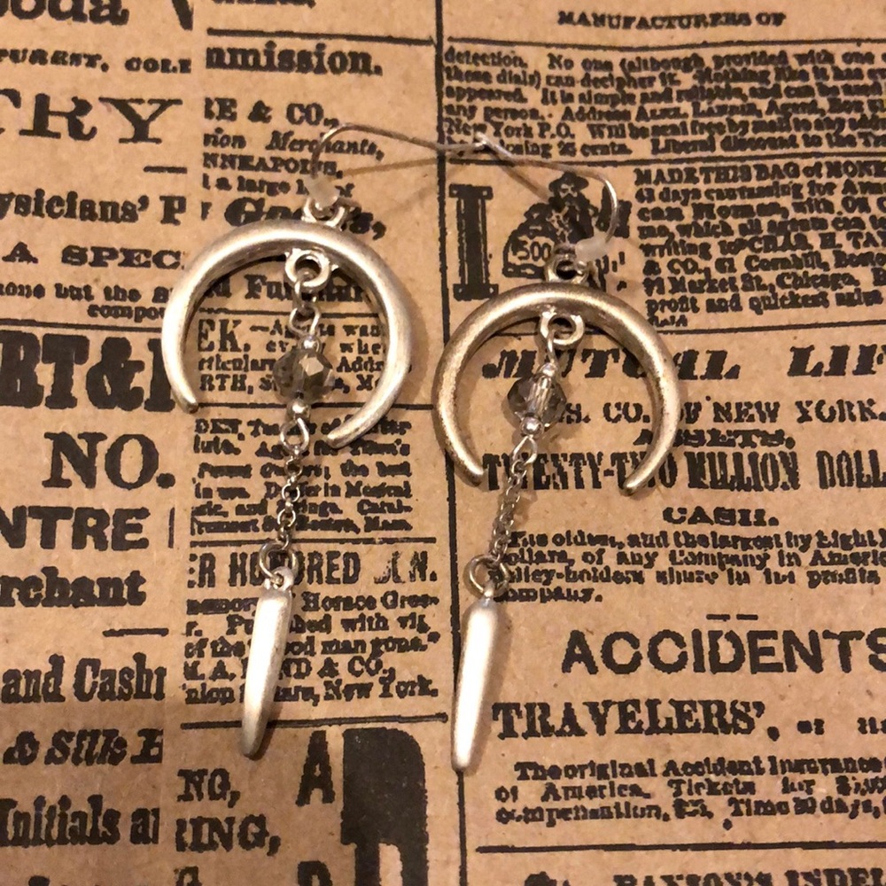 Cute silver dangle earrings!!